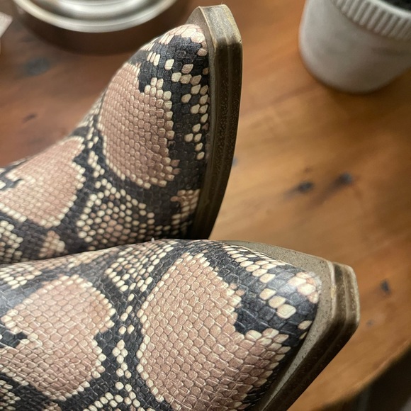 Snakeskin patterned booties - Picture 2 of 6
